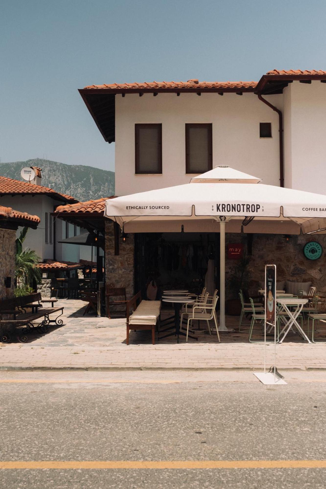 Okapi Suites Ula Bagian luar foto